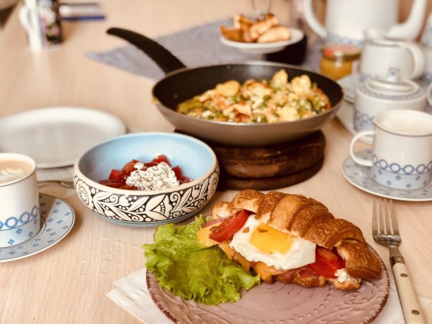 自制的早餐。牛角面包加鸡蛋和沙拉。图片下载