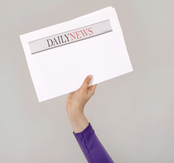 举起手，拿着报纸图片下载