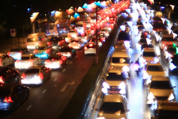 夜间高峰时间交通十分拥挤。图片下载