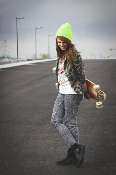 滑板者拿着滑板图片下载