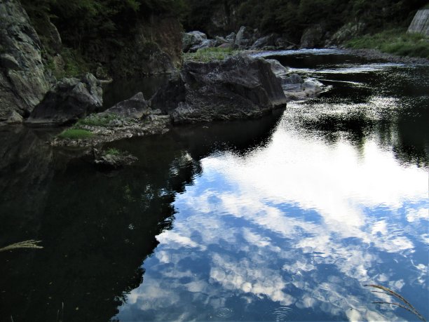 日落前十分钟。日本日光国家公园的Kinugawa河图片下载