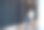 后视图的女商人与小女儿走在办公楼。图片下载