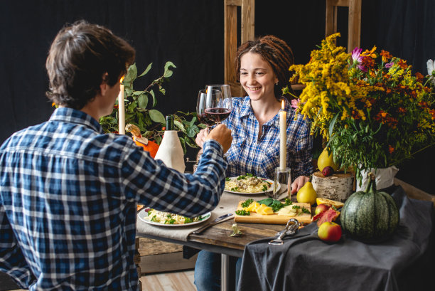 周末约会，喝红酒，吃意大利面。在浪漫的秋日气氛中，为相爱的情侣送上带花的可爱晚餐。图片下载