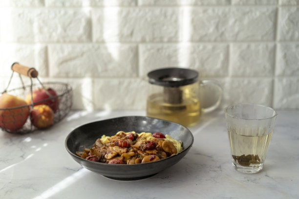 中国自制面条:小龙虾蚕豆辣面条图片下载