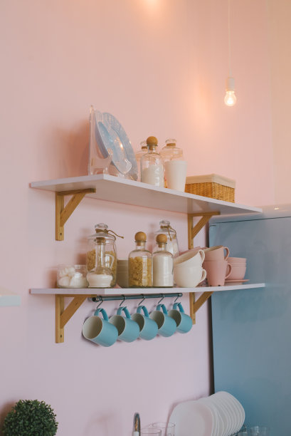 厨房里有杯子和瓶子图片下载