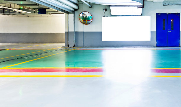 停车场墙上的空白广告牌图片下载