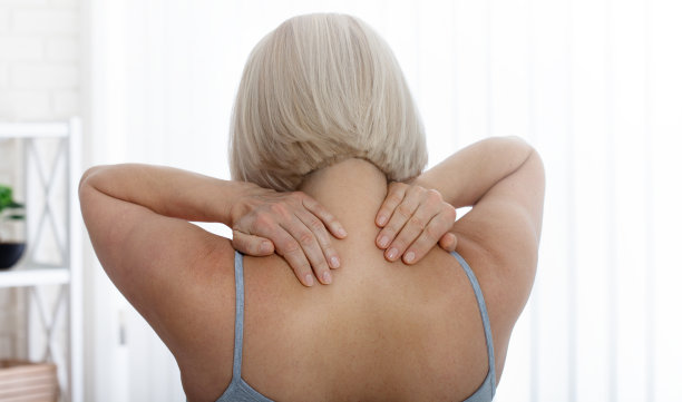 身体疼痛的女人。概念照片，标明疼痛的位置。卫生保健的概念图片下载