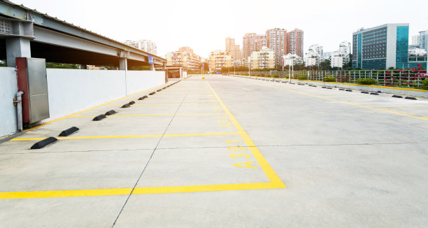 有现代化建筑的空停车场图片下载