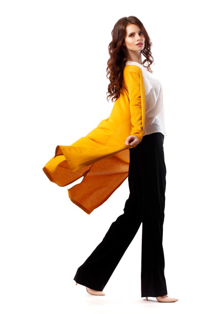 时装模特女孩全长肖像孤立在白色的背景。美丽时尚的黑发女人在工作室摆造型时尚的衣服图片下载