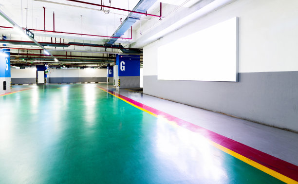 停车场墙上的空白广告牌图片下载