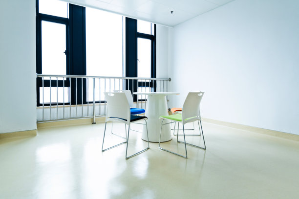 休息区配有椅子和咖啡桌图片下载