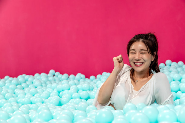 在庆祝派对上玩彩球的亚洲妇女图片下载