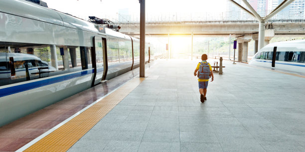 男孩走在火车站的月台上图片下载