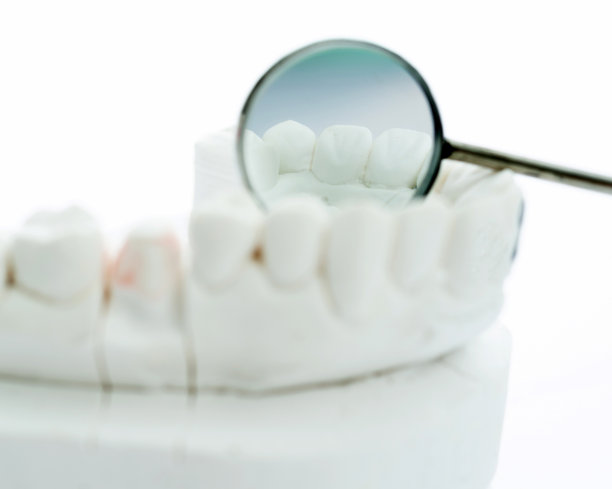 有角度的镜子和模型的牙齿在白色的背景图片下载