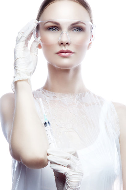 年轻女医生与注射器图片下载