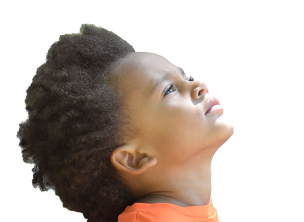 小男孩抬头看图片下载