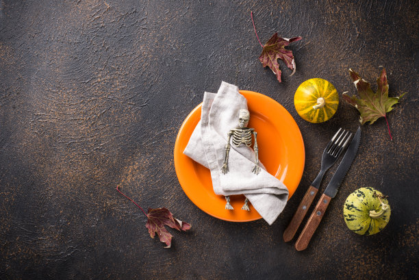 万圣节餐桌上的南瓜图片下载