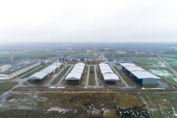 农业工厂的仓库机库。白雪覆盖的田野，图片下载