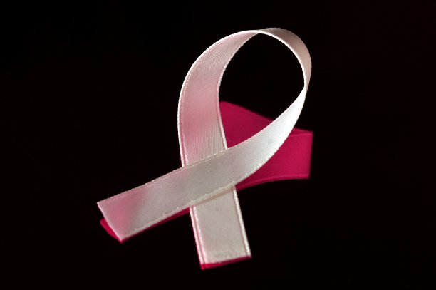 乳腺癌意识粉色标志标志帮助疾病的人在黑暗的背景图片下载