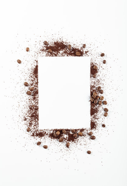 白色背景上是磨碎的咖啡和豆子。图片下载