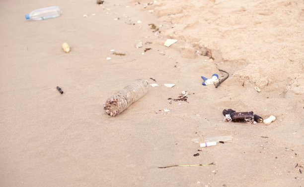 塑料瓶等废弃物造成环境污染灾难图片下载