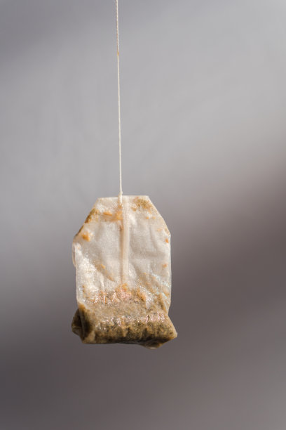 用绳子吊着的红茶袋图片下载