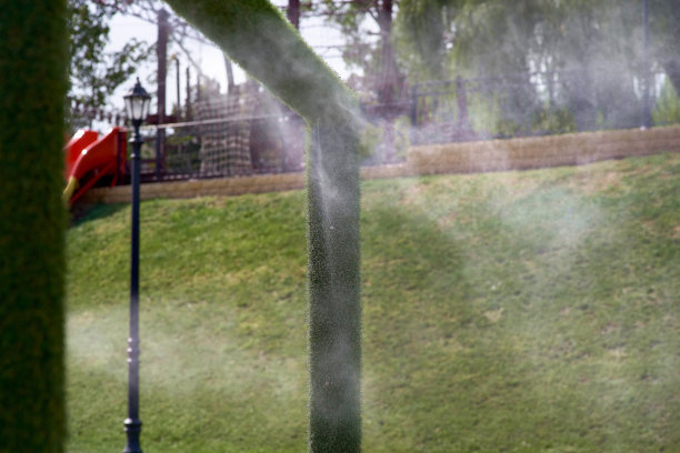 室外空调气候在炎热的天气。水上公园的街门气候控制。喷雾喷水，喷淋冷却水。空调喷嘴图片下载