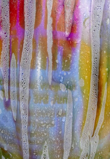 摘要-多色纸覆盖波纹塑料。图片下载