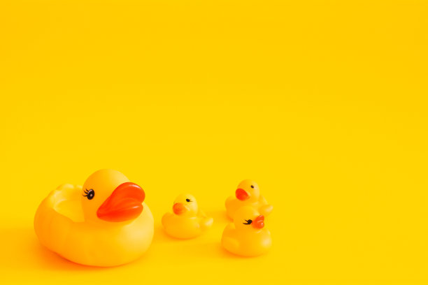 黄色橡皮鸭孤立在黄色背景上。图片下载