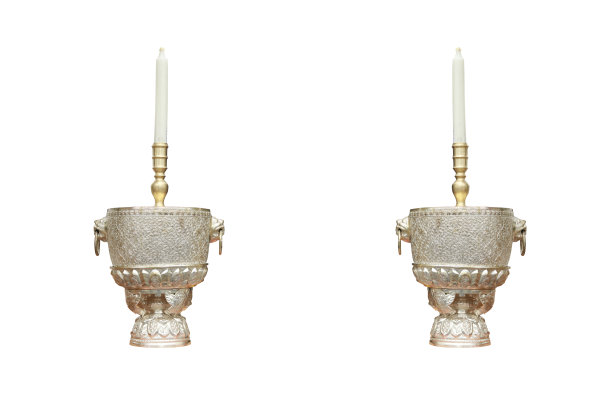 白色的蜡烛孤立在白色的背景上。图片下载