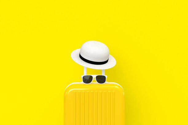 接近现代的黄色手提箱袋太阳眼镜和帽子在黄色的背景。旅行的概念。假期旅行。副本的空间。最小的风格。3 d渲染图图片下载