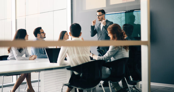 商务同事在会议室图片下载