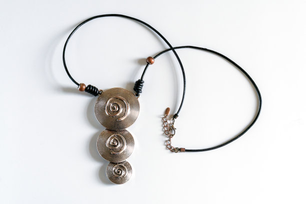 一个大而时尚的项链绕在他们的金属圈的颈部。图片下载