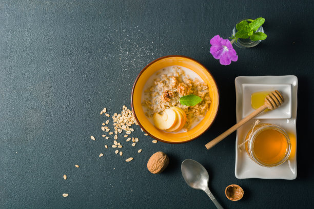 早餐吃燕麦片。清晨和健康饮食的食物。适当的营养。黑石的背景。有足够的文字空间。图片下载