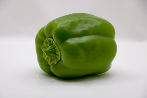 白色背景上的青椒图片下载