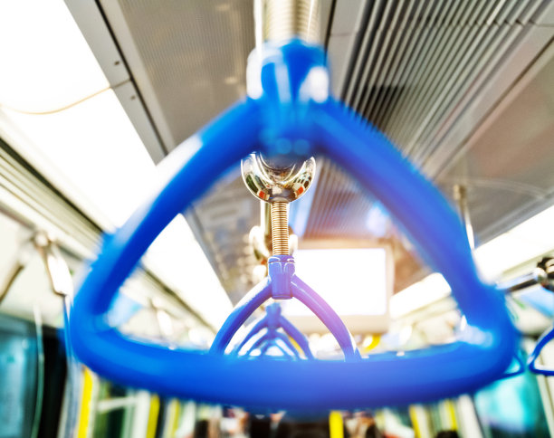 巴士上的蓝色把手图片下载