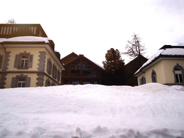 美丽的雪城景色。策马特，瑞士- 2019年4月图片下载