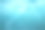 海浪在海浪中溅起波纹水。水蓝色背景。留出空间来写描述性的文本。图片下载