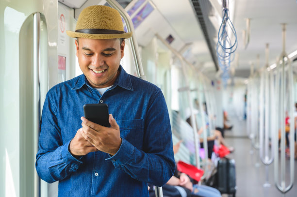 亚洲男子在空铁上使用智能手机图片下载