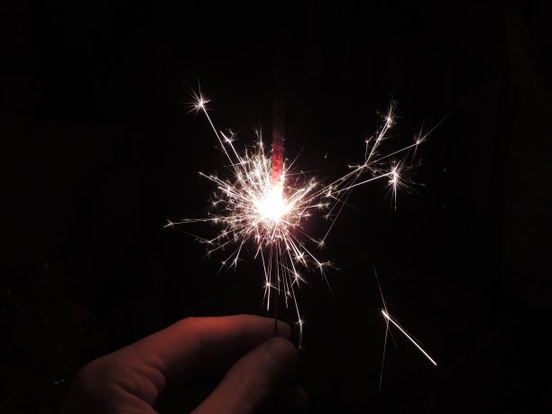 宾加利火在黑色的背景图片下载