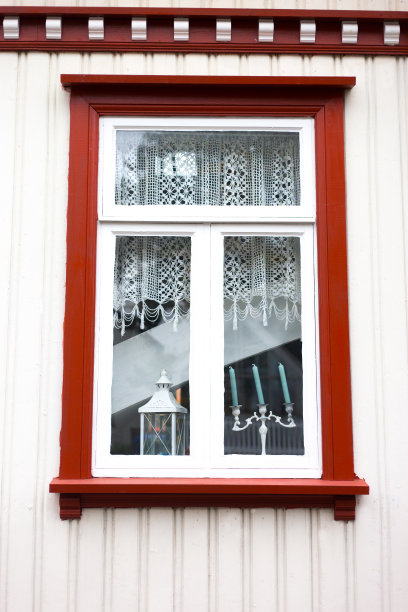 冰岛，雷克雅未克:带花边窗帘的乡村红色窗户图片下载