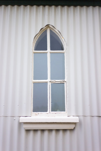 冰岛，雷克雅未克:古老的白色教堂窗户，波纹锡图片下载