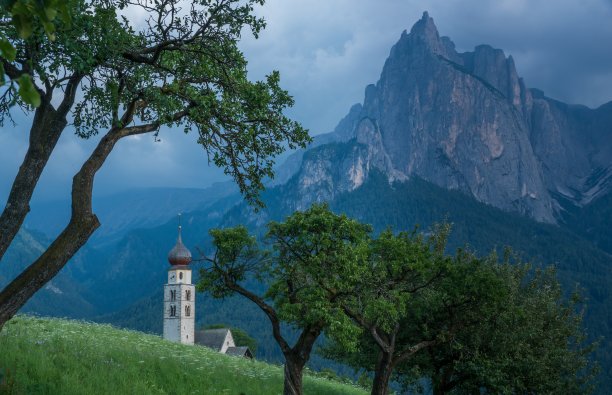 多洛米蒂山脉的教堂图片下载