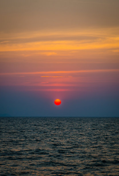 美丽的日落从芭堤雅海滩，泰国图片下载