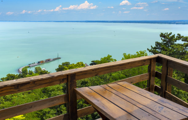 匈牙利的巴拉顿湖和港口全景从蒂哈尼的木桌和栏杆前景图片下载