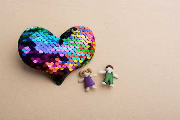 男孩和女孩在一个心形的图标作为爱的概念图片下载