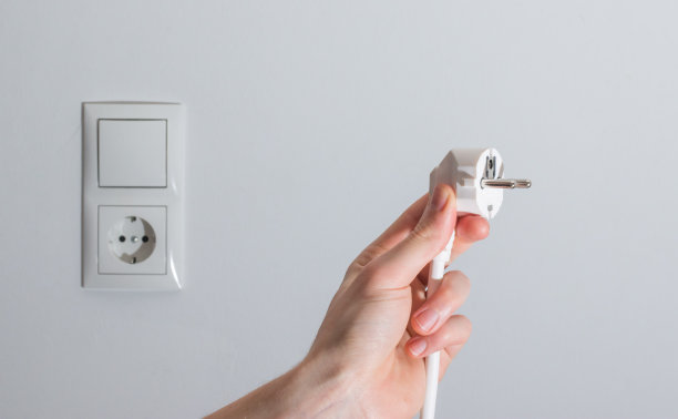 能源概念:插头，准备连接。模糊背景中的白色电缆和插头插座图片下载