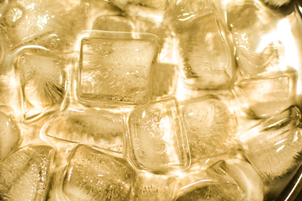 黄色灯光下的冰块图片下载