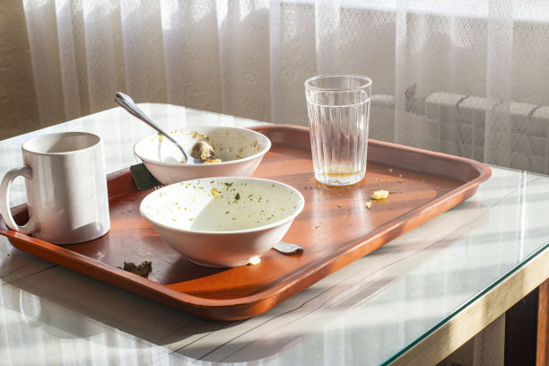 餐桌上的剩菜。桌子上有脏杯子和盘子，包括在内图片下载