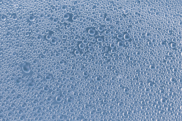 水滴在蓝色的背景，玻璃。抽象的灰色背景的泡沫泡沫。泡沫的模式。透明凝结，现代设计。图片下载